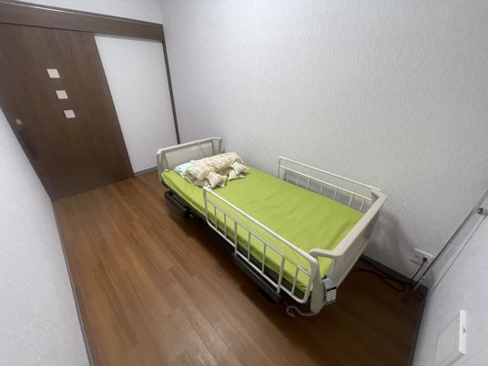 シンプルな寝室ベッド