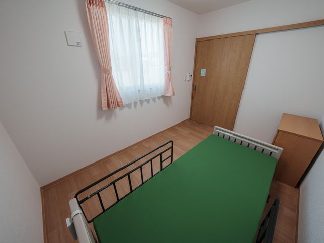 ベッドと窓の居室 居室 自然光が優しく差し込む居室です。シンプルで落ち着いた空間で、穏やかな時間を過ごせます。