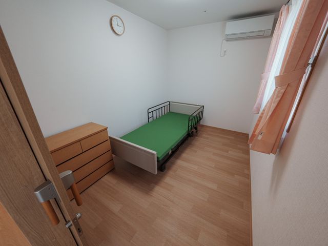 シンプルな居室 居室 明るい自然光が差し込むシンプルな居室です。効率的に配置された家具が空間を広く使えます。