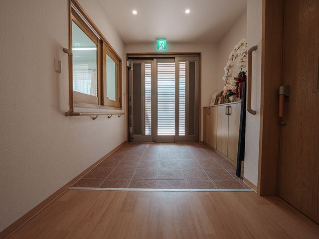 出入口付近の廊下 廊下 手すり付きの広い廊下は、車椅子の方も安心して移動できます。明るい雰囲気が魅力です。