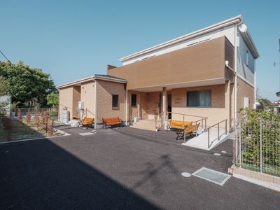 明るい外観の建物前