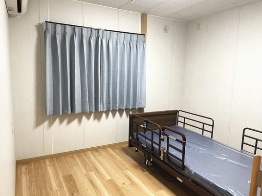 明るい個室の居室