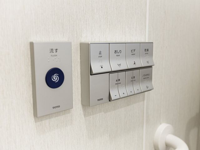 操作パネルの壁 トイレ 簡単操作のトイレパネルが取り付けられており、利用者の方も便利にお使いいただけます。
