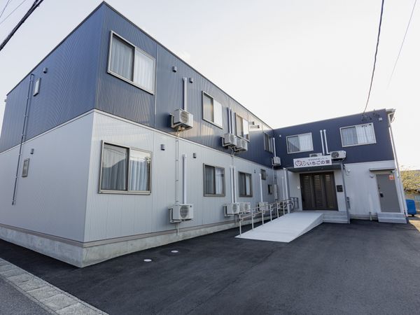 車椅子対応の建物外観