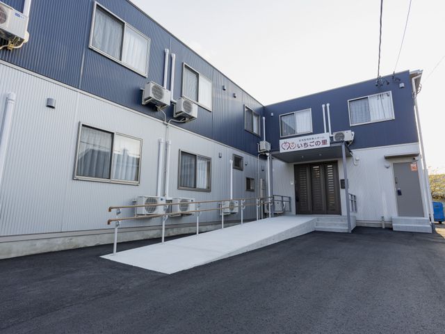 広い通路のあるエントランス 外観 段差のない広い通路があり、車椅子利用の方も安心して出入りできます。