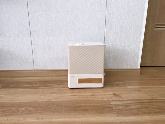 白い加湿器が床に置かれた室内