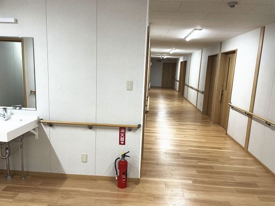 長い廊下と手すり