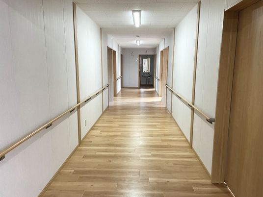 両側に手すりの廊下