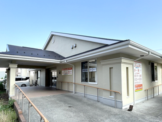 明るい建物外観  