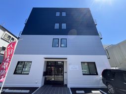 スタイリッシュな建物の外観