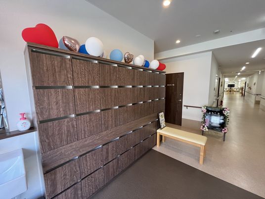 落ち着いた廊下の風景