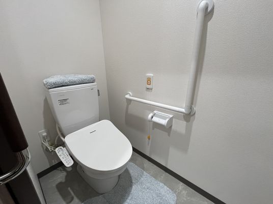 手すり付きのトイレ