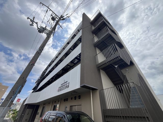 高層の建物外観 外観 モダンなデザインが施された高層の建物です。青空の下、アクセスしやすい立地となっています。