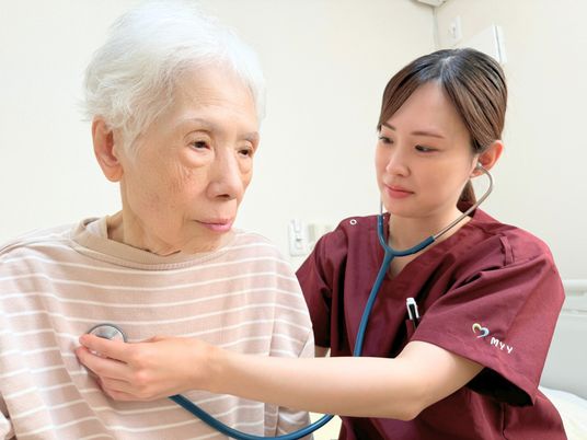 親切なケアを行うスタッフ