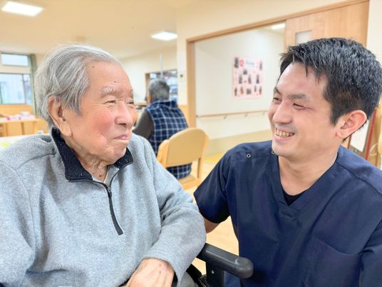 笑顔のスタッフと利用者がいる共有スペース