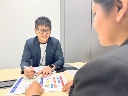 打ち合わせをする人物たち