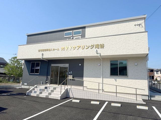 エントランスの外観 外観 日当たりの良いエントランスで、明るく開放的な印象を受けます。温かみのある色合いが特徴です。