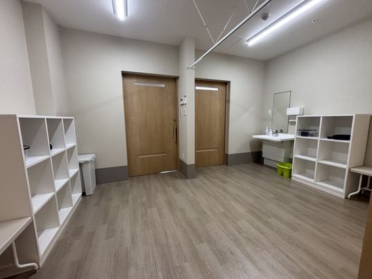 広々とした洗面台の部屋