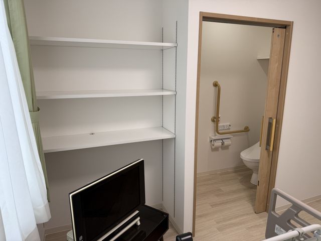 使いやすい居室 居室 テレビが備え付けられた居室です。トイレへのアクセスも非常に便利です。