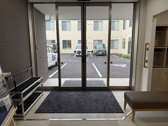 出入り口の風景 エントランス 広々としたエントランスは自然光が差し込み、快適な雰囲気です。車椅子での移動もスムーズに行えます。