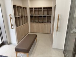 靴箱とベンチのエントランス