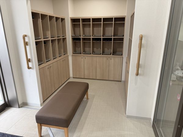 靴箱とベンチのエントランス