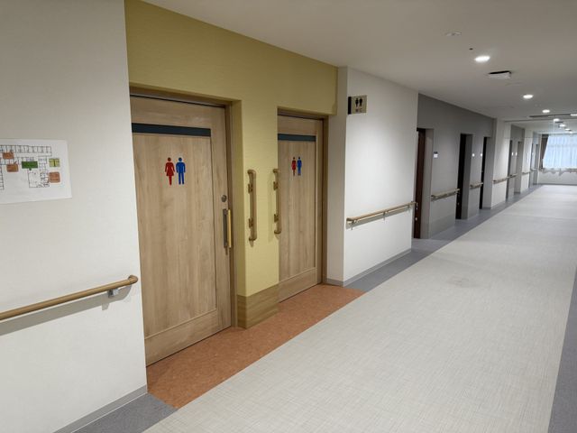 安全な長い廊下 廊下 長い廊下には手すりが設置され、移動が安全に行えます。明るい照明が心地よさを演出しています。