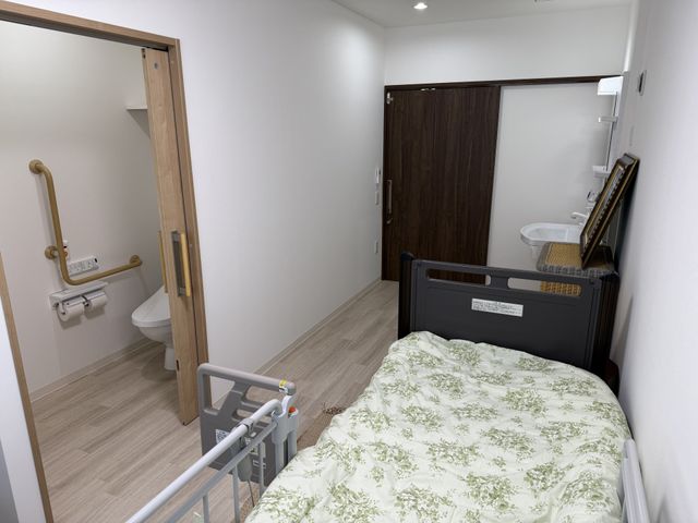 快適な居室 内観 広々とした居室には、プライバシーを確保した清潔なトイレが備わっています。リラックスできる空間です。