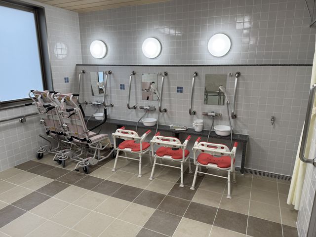 機能的な浴室 浴室 自然光が差し込む浴室は、介助用設備が整い、安全に配慮されています。