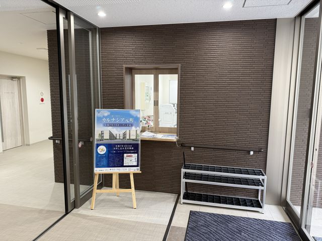 広々としたエントランス エントランス 広々としたエントランスでは、情報ボードが訪問者を温かく迎えています。スタッフの確認もスムーズです。