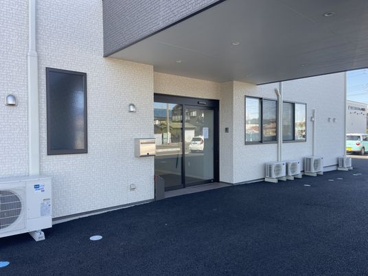 明るい建物の外観