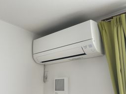 壁に設置された冷暖房機器