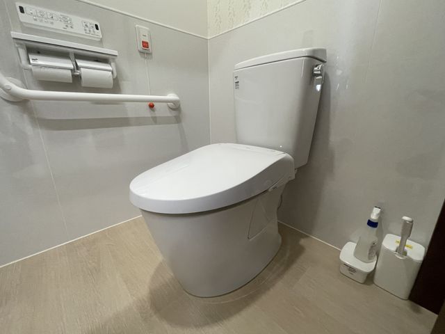 手すり付きトイレ トイレ 清潔さが保たれたトイレは、手すりも設置されており、安全面が考慮されています。