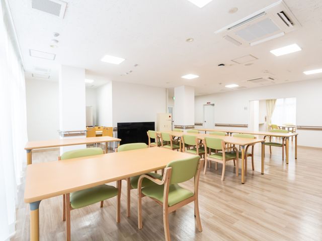 明るい部屋のダイニングルーム