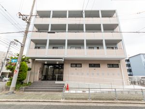 モダンな外観の建物