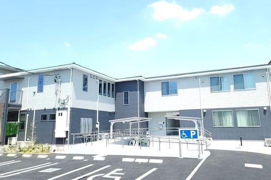 広々とした建物外観