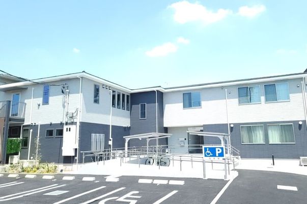 広々とした建物外観
