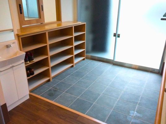 シンプルな靴棚のエントランス