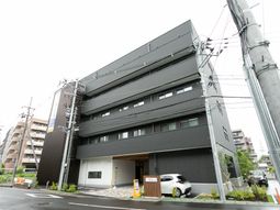 モダンな4階建ての建物