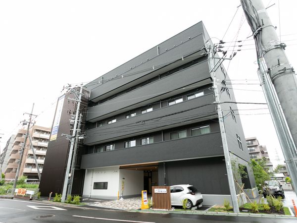 モダンな4階建ての建物
