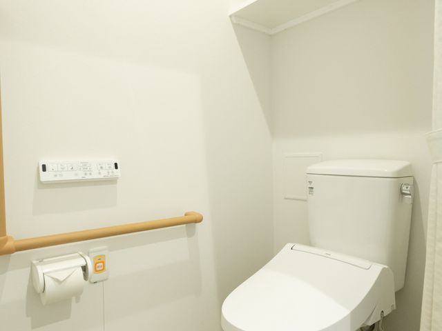 清潔なトイレ トイレ 安全な手すりが設置されている明るいスペースです。介助がしやすい工夫がされています。