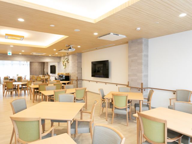 広々とした食堂 食堂 広いテーブルと自然光が心地よい空間です。ゆったりとした時間を過ごすのに最適です。