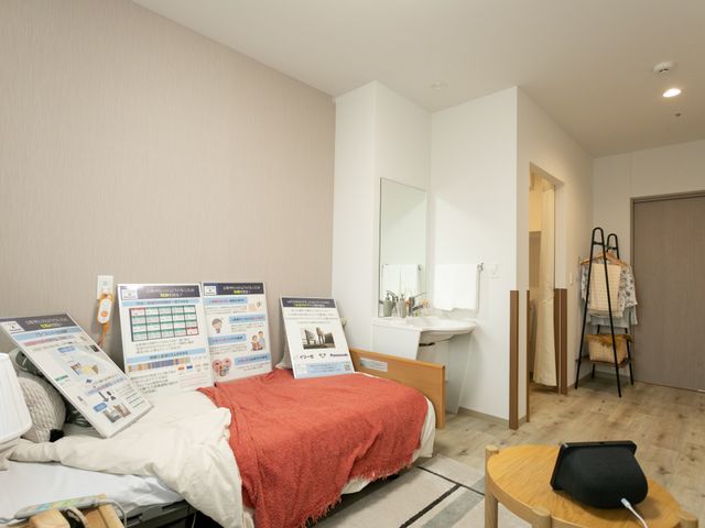 居室 居室 明るく広々とした居室には、快適に過ごせる工夫が施されています。温かみのある色調が落ち着きを与えます。