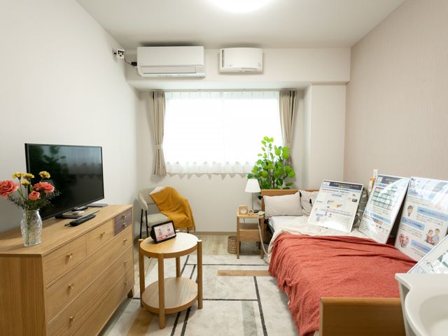 明るい居室 居室 自然光がたっぷり差し込む広々とした居室です。家具が整然と配置され、快適に過ごせます。