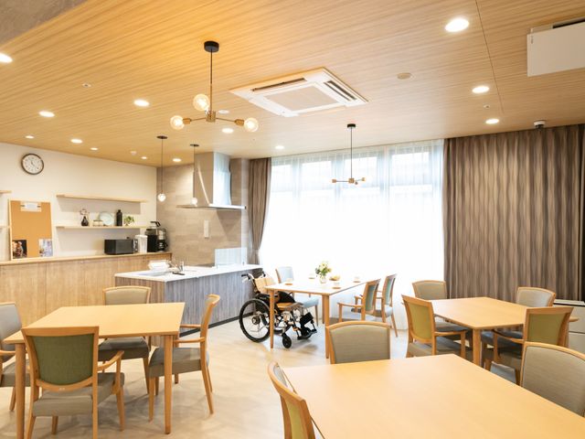 自然光あふれる食堂 食堂 広々とした明るい食事スペースです。大きな窓から優しい光が差し込む穏やかな環境です。