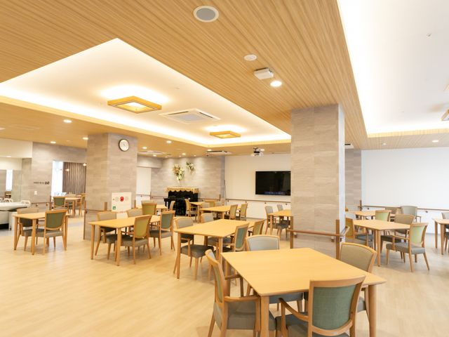 広々とした食堂 食堂 明るく広々とした空間です。自然光が差し込み、ゆったりとくつろげる場所になっています。