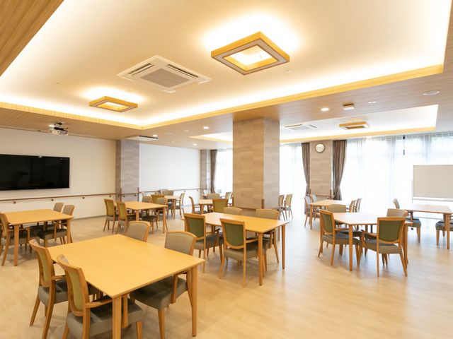 自然光が入る食堂 食堂 広々とした明るい空間で、自由に過ごせる食堂です。働く方にとっても快適な環境です。