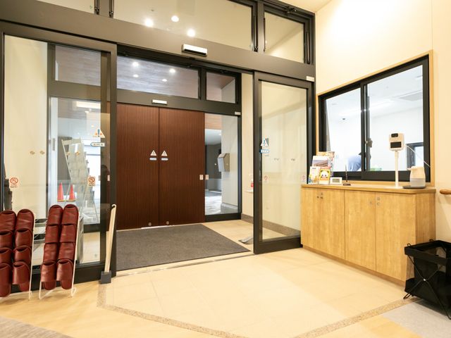 広いエントランス エントランス 車椅子利用も快適な広い玄関で、お客様を温かくお迎えします。明るい空間で安心です。