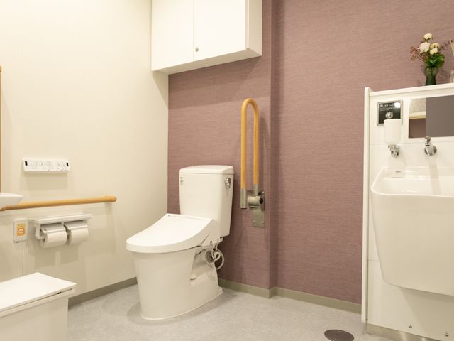 最新の設備があるトイレ トイレ 安全に配慮された手すりと清潔感のある空間が整っています。快適にご利用いただけます。