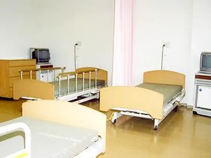 明るい居室のベッド  